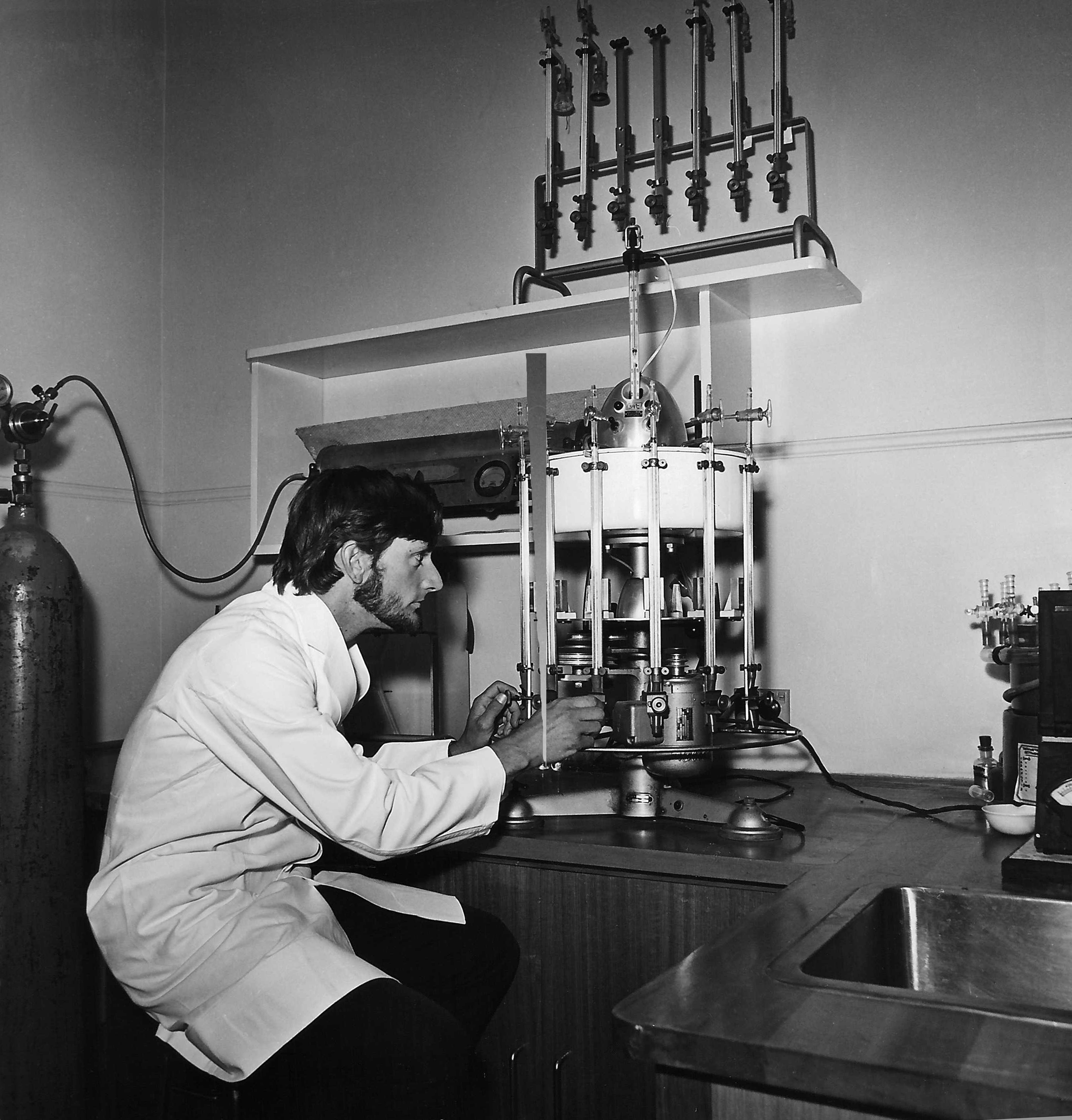 CSIRO ScienceImage 3842 Laboratory work with Warburg Manometer.jpg